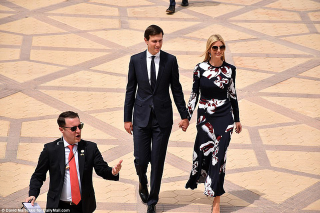   Con gái lớn của ông Trump, Ivanka Trump, và chồng Jared Kushner cũng tháp tùng cha trong chuyến thăm.  