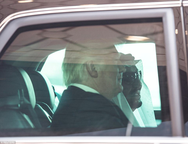   Tổng thống Trump và Quốc vương Ả-rập Xê-út ngồi cùng trên ô tô của ông Trump trong lễ đón tại sân bay. Ô tô này, mang biệt danh The Beast, đã được vận chuyển trên cùng chuyên cơ Không lực Một.  