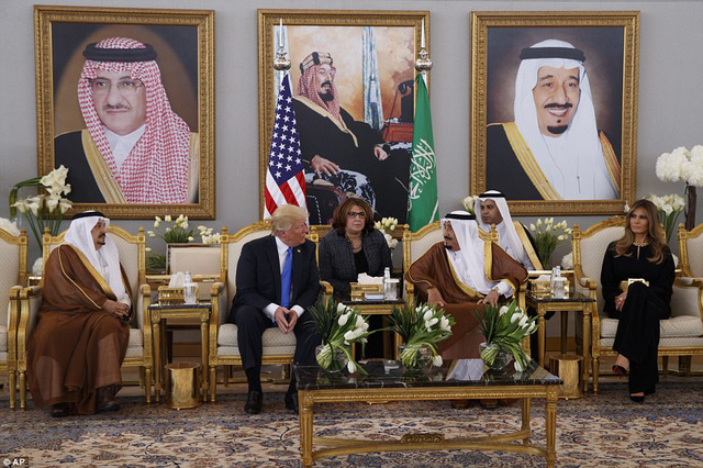   Quốc vương Salman bin Abdulaziz Al Saud tiếp đón Tổng thống Mỹ tại nhà gia Hoàng gia ở sân bay Vua Khalid.  