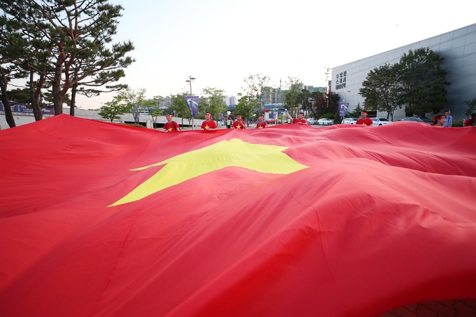 CĐV Việt Nam biến sân Cheonan thành 'Mỹ Đình giữa lòng Hàn Quốc'