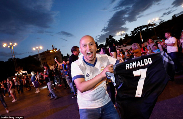   Một cổ động viên Real Madrid thể hiện tình yêu với C.Ronaldo  