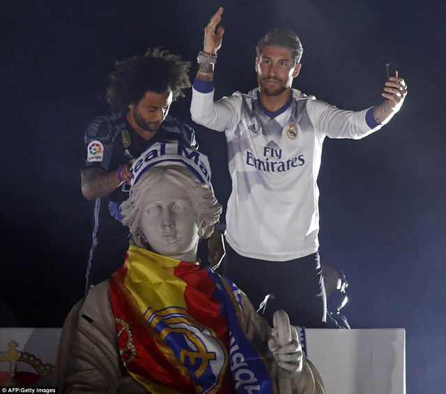   Marcelo và Ramos khoe chiến tích với người hâm mộ  