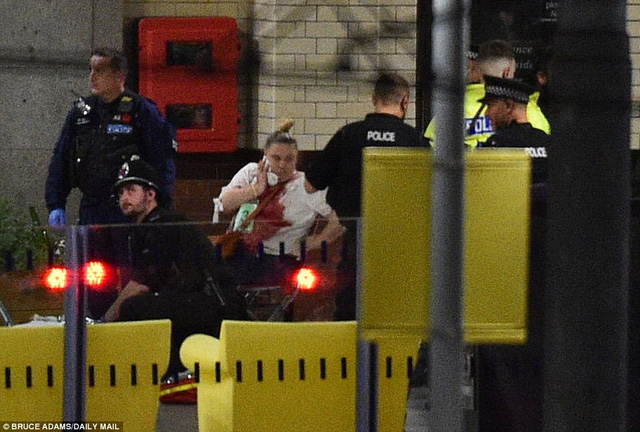 Máu đỏ thấm ướt áo của một cô gái bị thương sau vụ nổ tại nhà thi đấu Manchester (Ảnh: Dailymail)