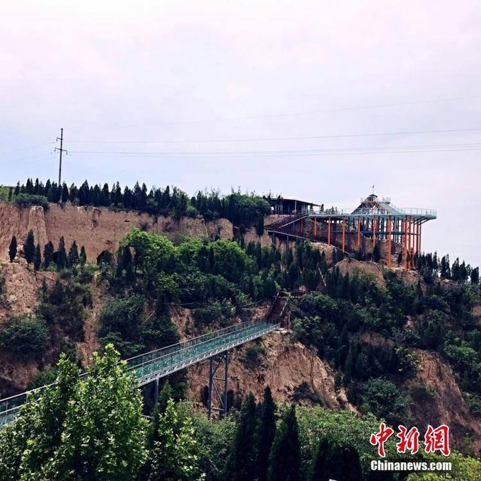 Trung Quốc ra mắt cầu trượt đáy kính dài nhất thế giới
