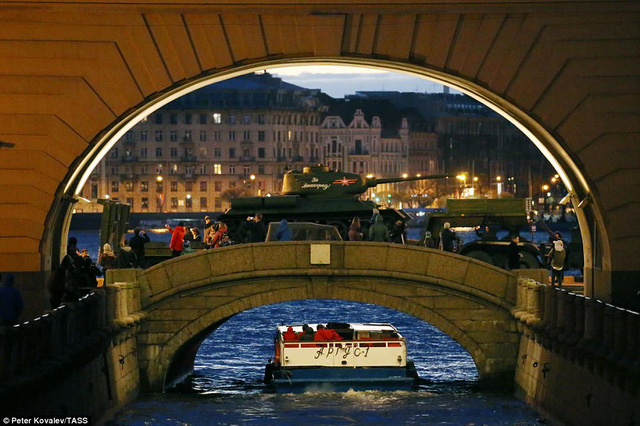 Xe tăng chiến đấu T-34-85 đi qua cầu để vào quảng trường Cung điện ở thành phố St. Petersburg.