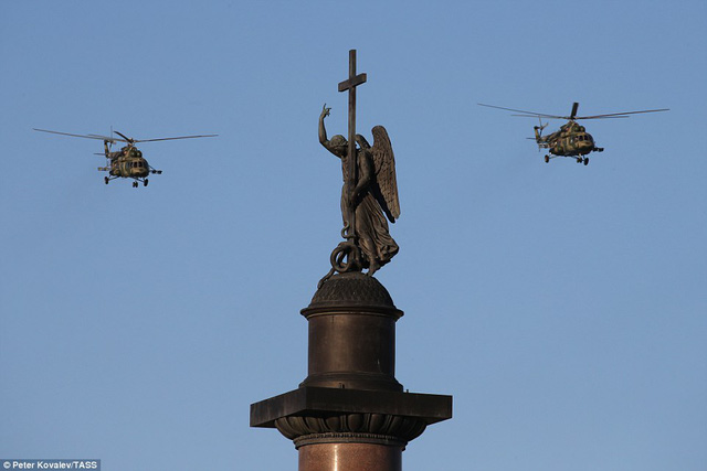 Quy mô của lễ duyệt binh trong Ngày Chiến thắng lớn tới mức 3 sân bay sẽ phải đồng loạt đóng cửa để đảm bảo an ninh không phận. Trong ảnh: Máy bay trực thăng đa nhiệm Mil Mi-8 luyện tập trong buổi tổng duyệt tại quảng trường Cung điện ở St. Petersburg.