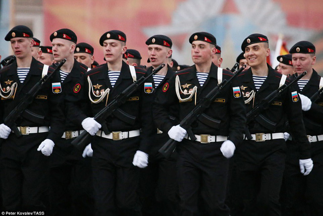 Những người lính tập hô khẩu hiệu khi luyện tập diễu hành.