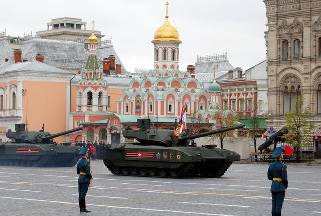   Xe tăng T-14 Armata tham gia duyệt binh.  