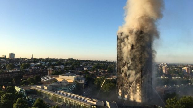 Tòa tháp 27 tầng chìm trong khói đen (Ảnh: Telegraph)