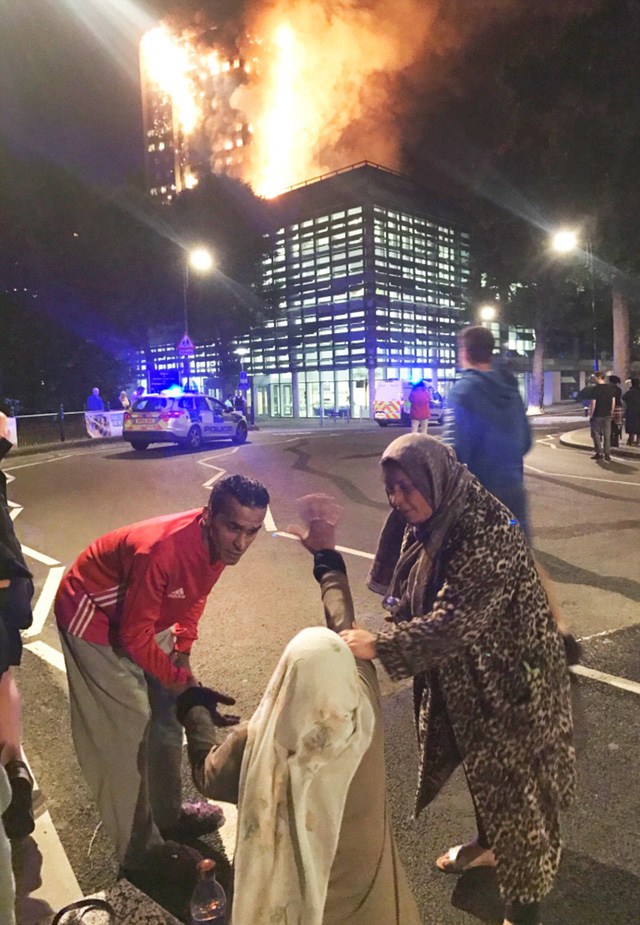 Một cư dân may mắn thoát nạn khỏi tòa nhà đang cháy. (Ảnh: Dailymail)
