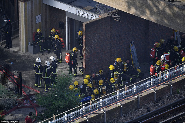 Các nhân viên cứu hỏa tập trung bên dưới tòa nhà (Ảnh: Getty)