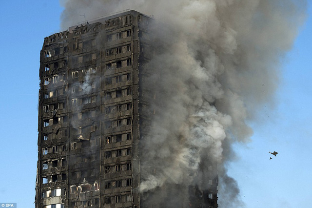 Vụ hỏa hoạn gần như thiêu rụi tòa nhà. Số liệu ban đầu của lực lượng cảnh sát London cho biết khoảng 30 người đã được đưa tới bệnh viện để điều trị sau vụ hỏa hoạn. (Ảnh: EPA)