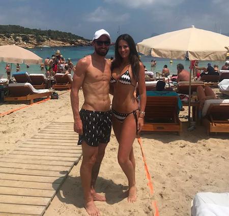 Chàng cầu thủ Fabio Borini vừa tranh thủ đưa bà xã Erin đi nghỉ tại Ibiza
