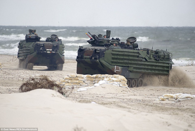 Các phương tiện quân sự phô diễn sức mạnh trên bờ biển (Ảnh: REX)