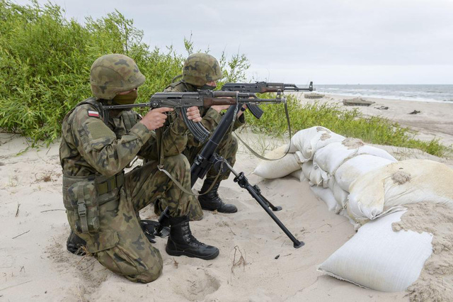 Hai binh sĩ Ba Lan ngắm bắn mục tiêu giả định bằng súng AK-47 (Ảnh: REX)