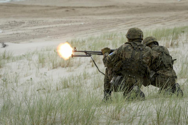 Khoảnh khắc khai hỏa của các binh sĩ NATO (Ảnh: Alamy)