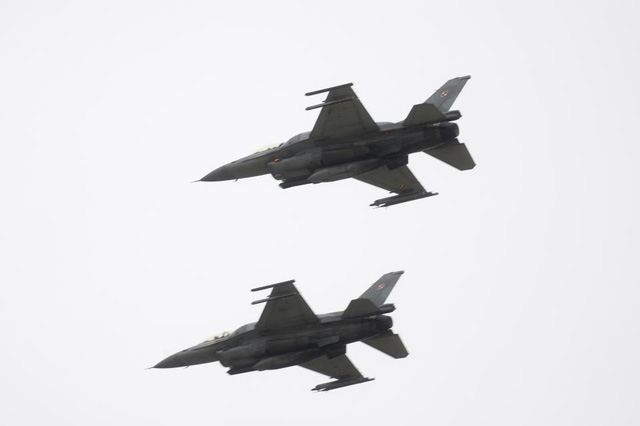 Hai máy bay chiến đấu phối hợp với nhau trong cuộc tập trận Baltops trên bầu trời Ba Lan (Ảnh: Alamy)