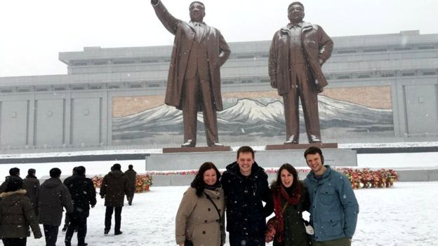 Sinh viên Mỹ Otto Warmbier (ngoài cùng bên phải) khi tới thăm Triều Tiên (Ảnh: BBC)