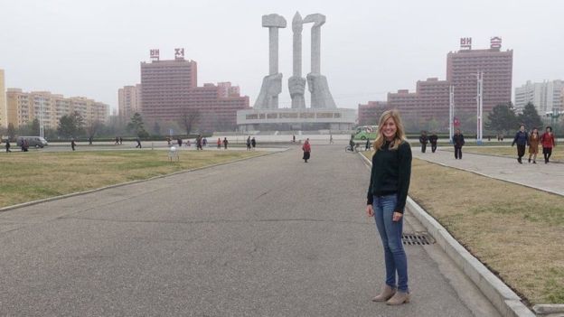 Công dân Mỹ Megan Lacina chụp ảnh tại Triều Tiên (Ảnh: BBC)