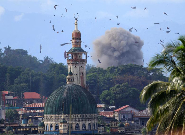 Tổng tham mưu trưởng Lực lượng vũ trang Philippines, Tướng Eduardo Ano, ngày 22/6 cho biết các phần tử khủng bố đang hiện diện tại hầu khắp lãnh thổ Philippines, trong đó phần lớn mang quốc tịch Indonesia. Một số phần tử khủng bố được cho là đang tham chiến tại thành phố Marawi trên đảo Mindanao trong cuộc giao tranh với quân đội chính phủ Philippines. Trong ảnh: Máy bay chiến đấu OV-10 Bronco của quân đội Philippines thả bom trong một cuộc không kích nhằm tiêu diệt phiến quân ở Marawi.