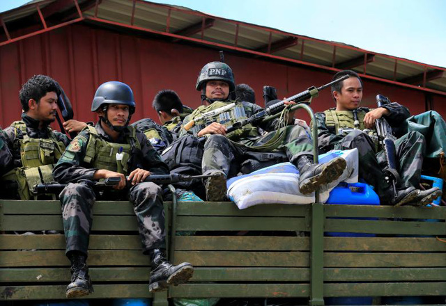 Mặc dù quân đội chính phủ đã nỗ lực giải cứu và sơ tán dân thường khỏi các khu vực giao tranh nguy hiểm, song vẫn còn một số người dân bị mắc kẹt. Marawi có khoảng 200.000 dân, trong đó phần lớn theo đạo Hồi. Trong ảnh: Các thành viên của lực lượng đặc nhiệm cảnh sát quốc gia Philippines chiến đấu với phiến quân tại Marawi.