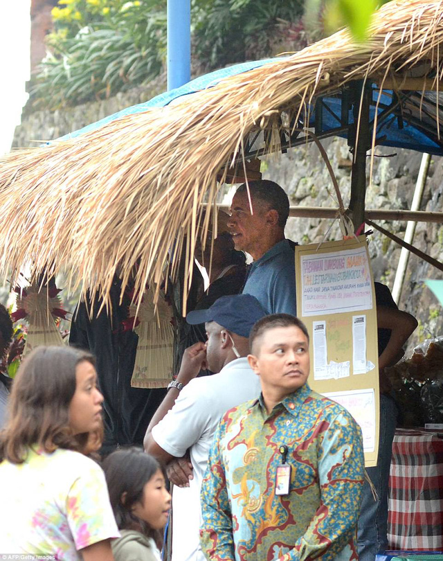 Ông Obama và một số thành viên tháp tùng nghỉ tại một điểm dừng chân ở khu du lịch Jatiluwih, Bali (Ảnh: AFP)