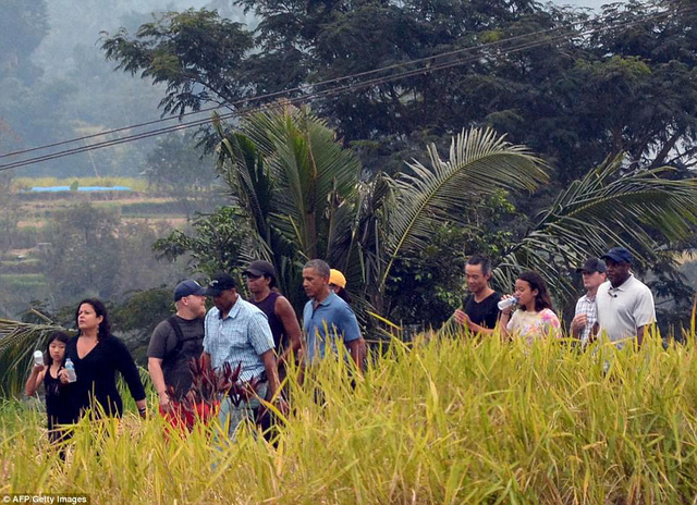 Gia đình cựu Tổng thống Obama ăn mặc giản dị khi tới nghỉ dưỡng ở Bali (Ảnh: AFP)