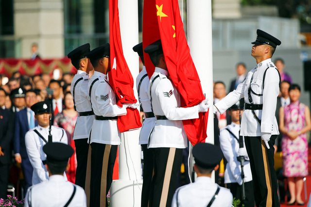 Lễ thượng cờ đã được diễn ra trước sự chứng kiến của các quan khách và người dân tham dự lễ kỷ niệm. Quốc kỳ Trung Quốc và khu kỳ Hong Kong cùng được kéo lên tại Quảng trường Kim Tử Kinh.