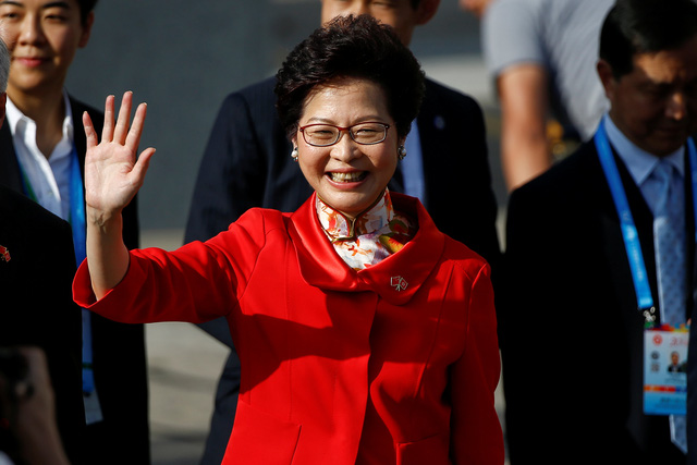 Bà Lâm Trịnh Nguyệt Nga, người sắp nhậm chức trưởng đặc khu Hong Kong, vẫy tay tại lễ thượng cờ.