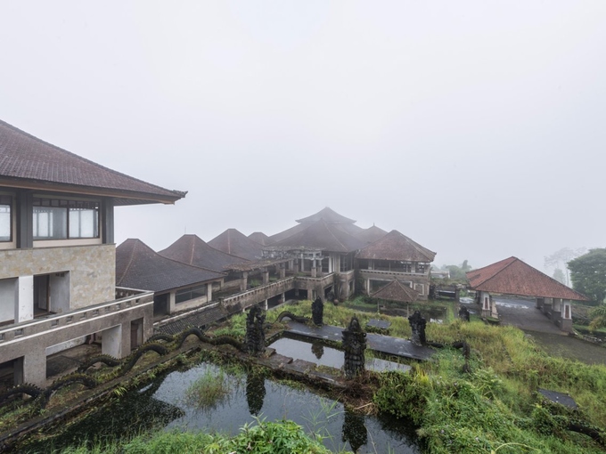 Khách sạn bỏ hoang đầy ám ảnh ở Bali