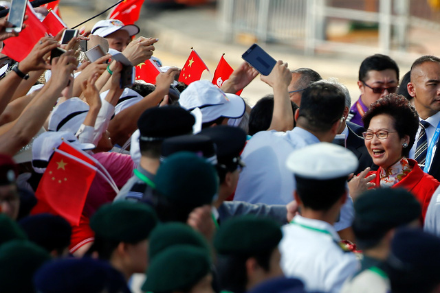 Bà Lâm Thị Nguyệt Nga bắt tay người dân tới dự lễ kỷ niệm 20 năm Hong Kong được Anh trao trả về Trung Quốc.