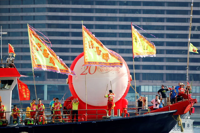 Các nghệ sĩ biểu diễn trên tàu tại lễ kỷ niệm 20 năm Hong Kong được Anh trao trả về Trung Quốc.