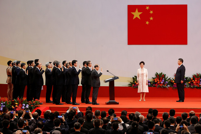 Chủ tịch Trung Quốc Tập Cận Bình chứng kiến lễ nhậm chức của bà Lâm Trịnh Nguyệt Nga - tân Trưởng Đặc khu hành chính Hong Kong.
