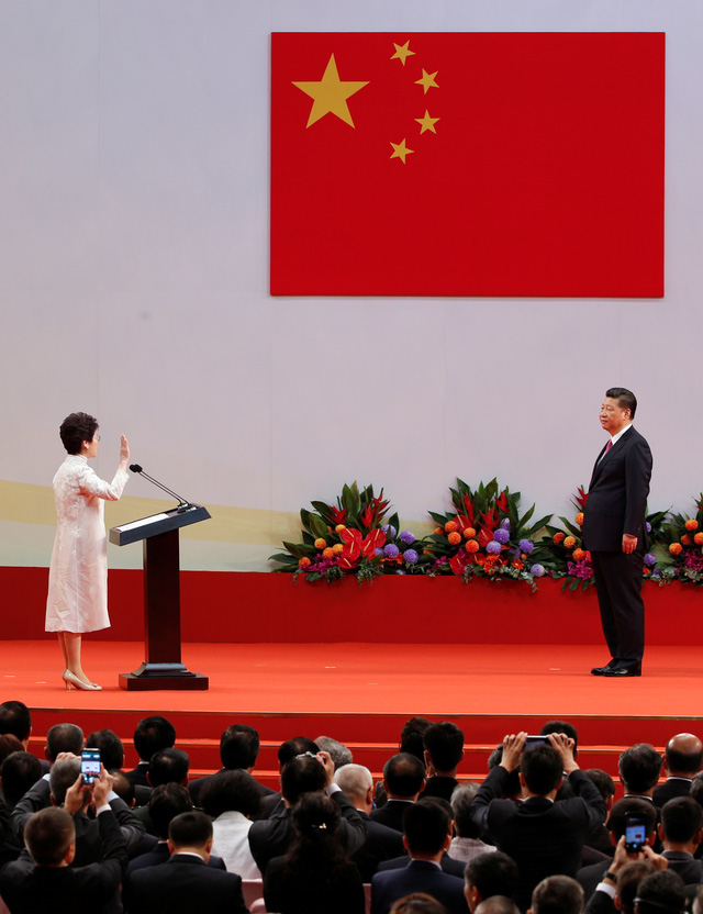 Tân Trưởng Đặc khu Hành chính Hong Kong Lâm Trịnh Nguyệt Nga tuyên thệ trước sự chứng kiến của Chủ tịch Tập Cận Bình.