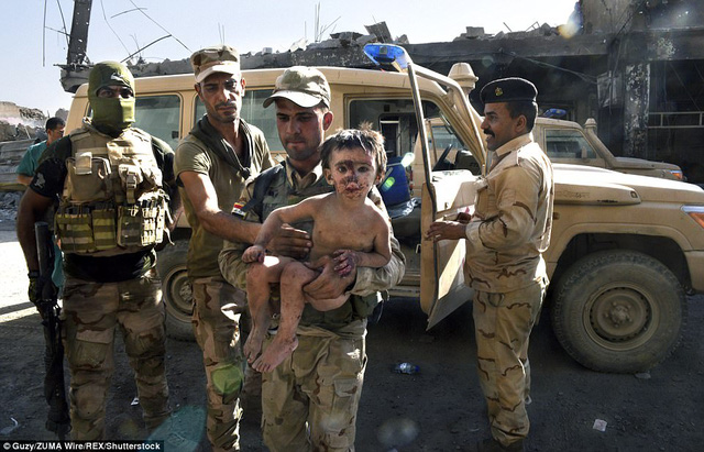   Dailymail đưa tin ngày 17/7, lực lượng Iraq đang rà soát ở phía Tây thành phố Mosul để tìm những người còn sống sót sau khi phiến quân Nhà nước Hồi giáo tự xưng IS bị đánh bật khỏi đây. Trong quá trình tìm kiếm, lực lượng cứu trợ đã tìm được những đứa trẻ, trong đó một bé phải ăn những miếng thịt thối rữa để sống sót qua ngày. (Ảnh: Shutterstock)  