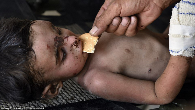   Em bé được lực lượng an ninh Iraq cứu giúp. (Ảnh: Shutterstock)  