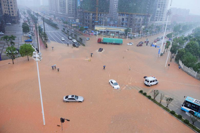 Lũ lụt làm tê liệt giao thông. (Ảnh: Reuters)