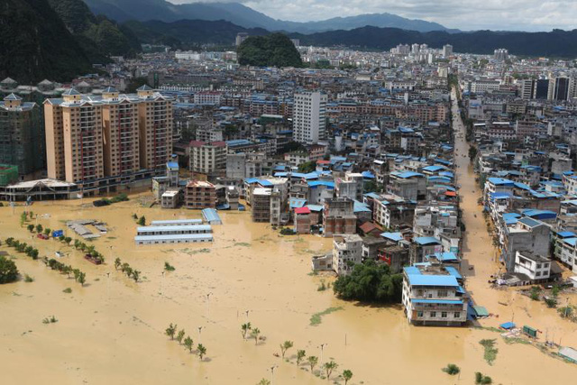 Cơ quan kiểm soát lũ Trung Quốc cho biết mực nước trên 60 con sông của Trung Quốc đã vượt ngưỡng báo động. Cơ quan dự báo thời tiết dự đoán mưa lớn sẽ giảm trong vài ngày tới. Trong ảnh: Lũ nhấn chìm cơ sở vật chất tại Liễu Châu, tỉnh Quảng Tây. (Ảnh: Reuters)