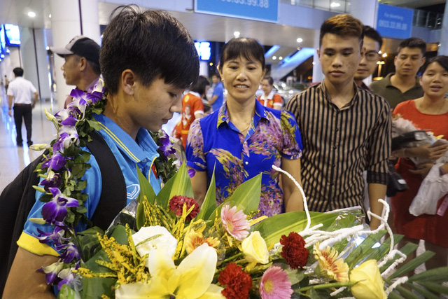 Bố mẹ cùng các thành viên trong gia đình tuyển thủ Nguyễn Thị Tuyết Dung cũng có mặt từ sớm tại sân bay để đón cô.