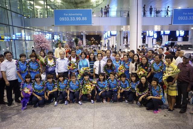 Tập thể tuyển nữ bóng đá Việt Nam chụp ảnh lưu niệm ngay tại sân bay.