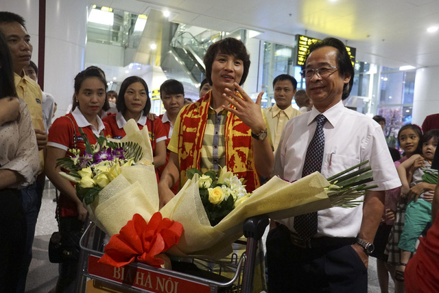Cựu danh thủ Nguyễn Minh Nguyệt (Quả bóng vàng 2015), ông Nguyễn Lân Trung nguyên Phó chủ tịch VFF và một số thành viên khác cũng có mặt tại sân bay để đón đội.