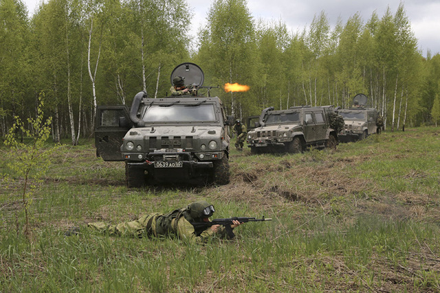   Đội quân trinh sát thuộc lực lượng nhảy dù Nga thực hiện nhiệm vụ trên xe chiến đấu đa năng hạng nhẹ Lynx. (Ảnh: Bộ Quốc phòng Nga)  