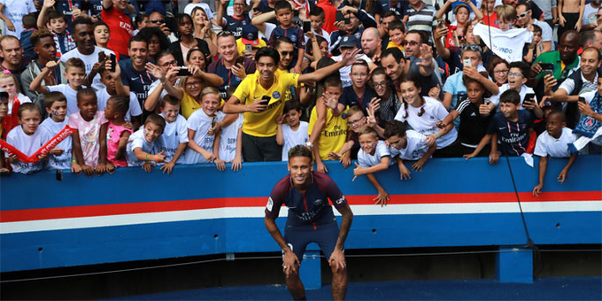 Neymar được tung hô như vị Vua trên sân Công viên các Hoàng tử