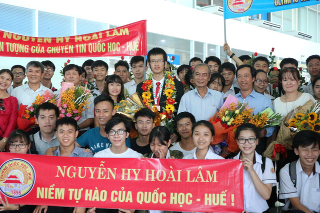 Hoài Lâm tại sân bay quốc tế Phú Bài dưới sự chào đón của bạn bè và thầy cô