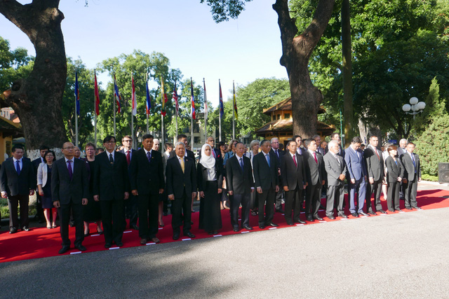   Lễ thượng cờ ASEAN có sự tham dự của lãnh đạo Bộ Ngoại giao, lãnh đạo một số Ban, Bộ, Ngành, UBND TP Hà Nội, cùng các Đại sứ, Đại biện và đại diện Đại sứ quán các nước ASEAN và các Đối tác của ASEAN tại Hà Nội.  