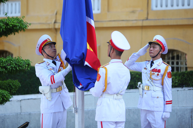   Cờ Hiệp hội các quốc gia Đông Nam Á ASEAN được các thành viên đội danh dự gắn trang trọng lên cột cờ.  