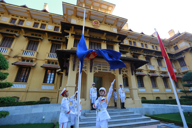   Đúng 7h30, lá cờ ASEAN tung bay trước trụ sở Bộ Ngoại giao. Cờ ASEAN mang bốn màu xanh, đỏ, trắng và vàng, với biểu tượng bó 10 thân cây lúa ở giữa để thể hiện tình hữu nghị, đoàn kết, thống nhất giữa các nước thành viên và khát vọng hòa bình, ổn định, phát triển thịnh vượng của cả khối.  
