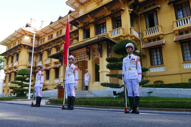 Lễ thượng cờ Hiệp hội các quốc gia Đông Nam Á ASEAN được tổ chức tại trụ sở Bộ Ngoại giao tại Ba Đình, Hà Nội. Từ 7h sáng, các thành viên của đội danh dự đã có mặt tại sân lớn phía trước trụ sở để chuẩn bị cho buổi lễ.