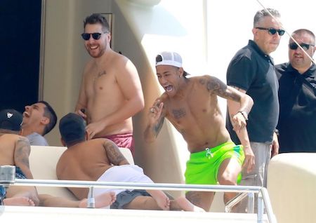 Neymar vui vẻ chơi đùa với bạn bè trên du thuyền…