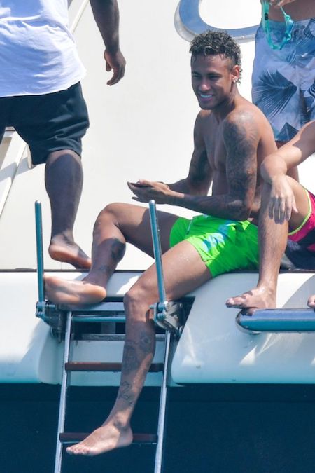 Neymar tỏ ra vô cùng sảng khoái khi được đi nghỉ mát